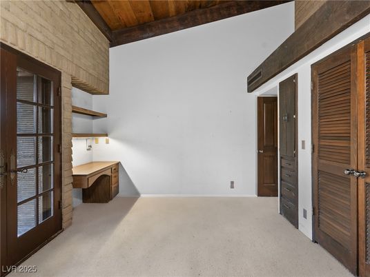 Empty room, Interior, Wooden Beams, Wooden Ceilings