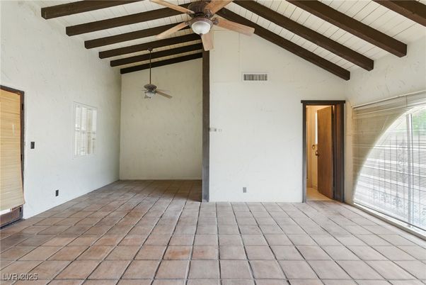 Empty room, Interior, Wooden Beams