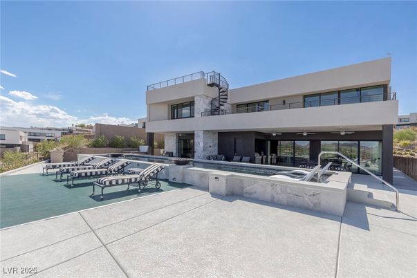Exterior, Facade, Pool, Modern