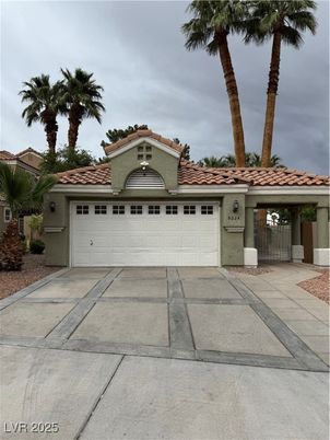 Attached, Exterior, Facade, Mediterranean