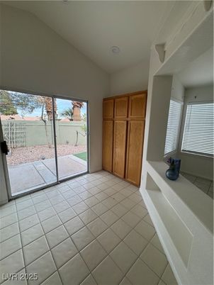Empty room, Interior