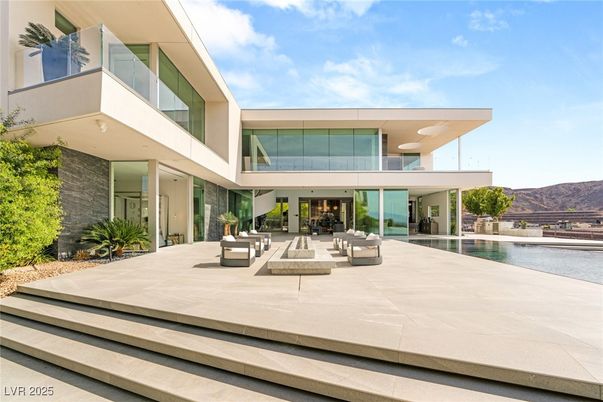 Exterior, Facade, Pool, Modern