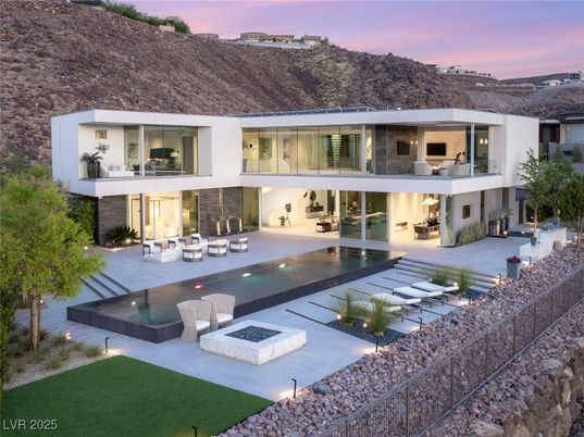 Backyard, Exterior, Facade, Modern