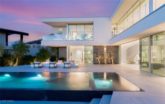 Exterior, Facade, Pool, Modern