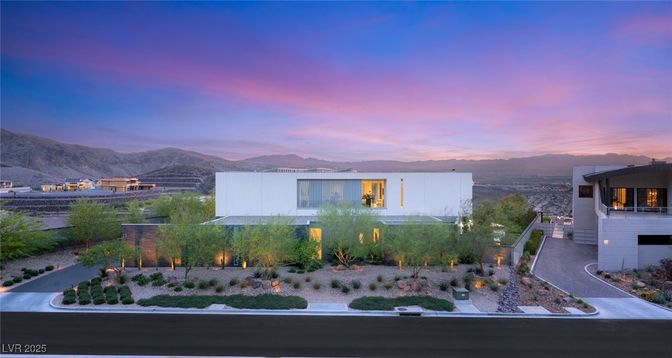 Exterior, Facade, Modern