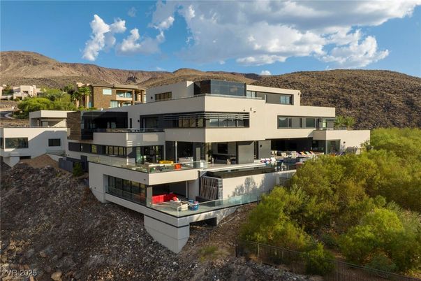 Backyard, Exterior, Facade, Modern