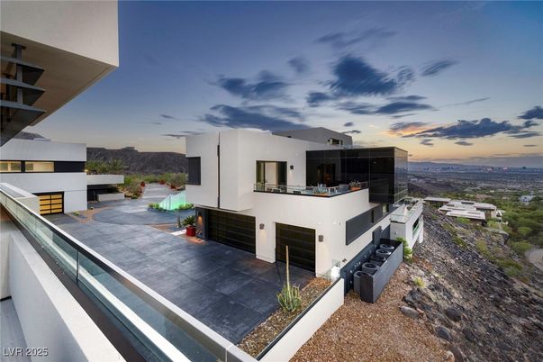 Attached, Exterior, Facade, Modern