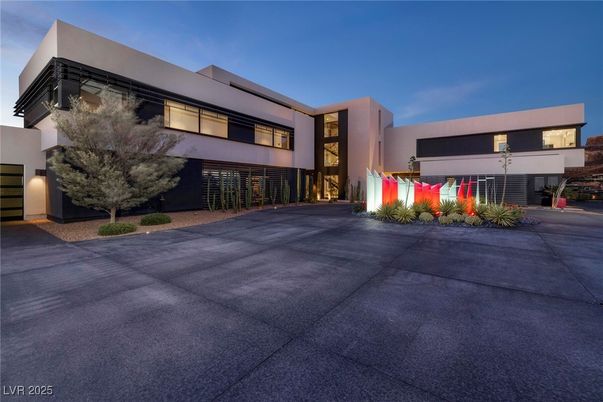 Exterior, Facade, Modern