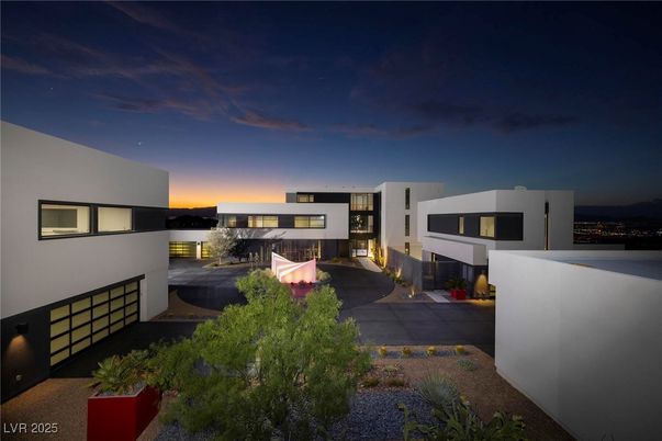 Attached, Exterior, Facade, Modern