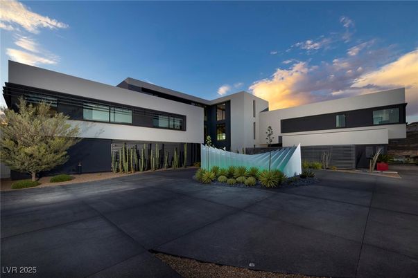 Attached, Exterior, Facade, Modern