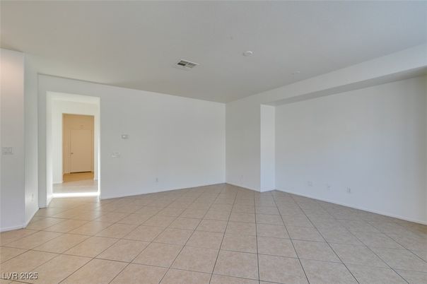 Empty room, Interior