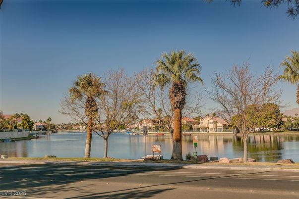 Exterior, Lake