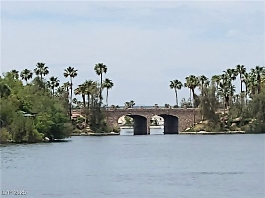 Exterior, Lake