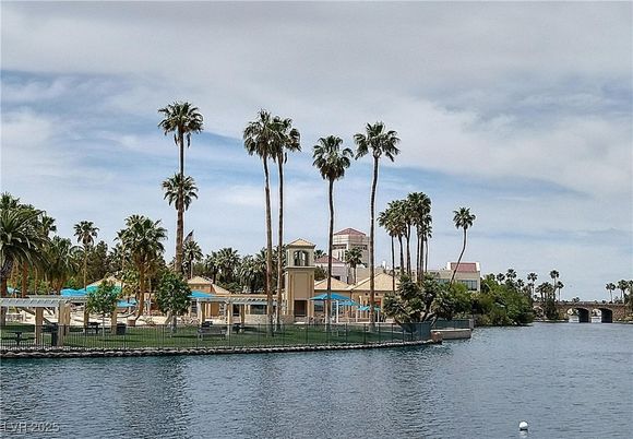 Exterior, Lake