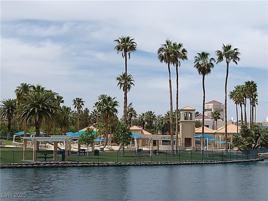Exterior, Lake