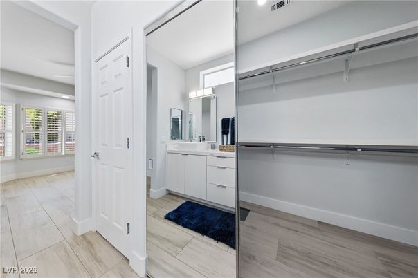 Bathroom, Interior, Walk-in Closets, Wood Texture Flooring