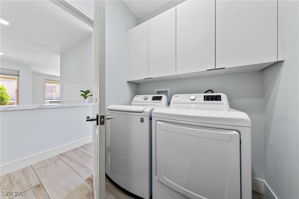 Interior, Recessed Lighting, Washer, Wood Texture Flooring