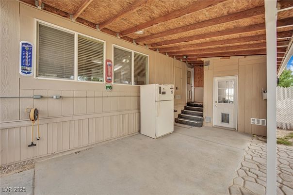 Interior, Washer, Wooden Beams