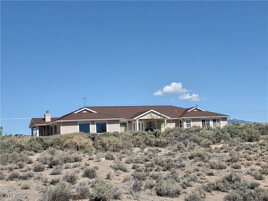 Exterior, Facade, Ranch