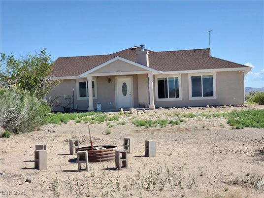Backyard, Exterior, Facade, Ranch