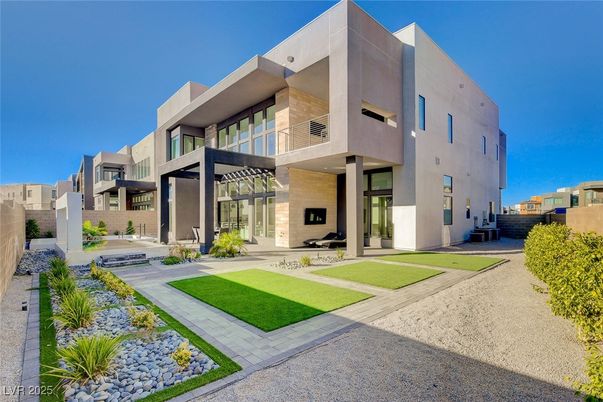 Backyard, Exterior, Facade, Modern