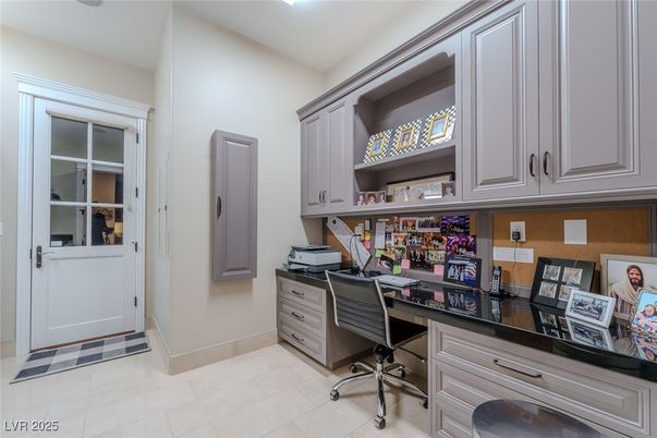 Home Office, Interior