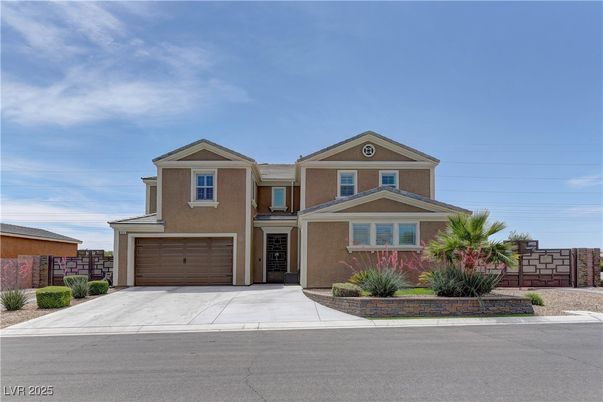 Attached, Exterior, Facade, American Craftsman