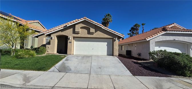 Attached, Exterior, Facade, Mediterranean