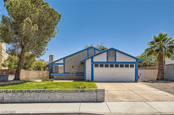 Attached, Exterior, Facade, Ranch