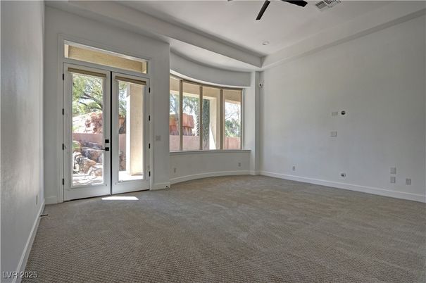 Empty room, Interior