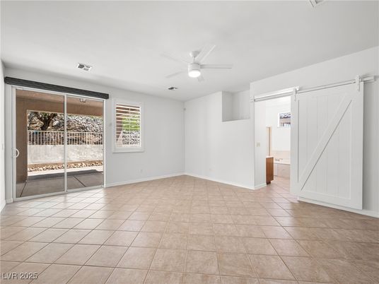 Empty room, Interior