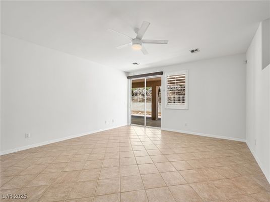 Empty room, Interior