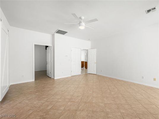 Empty room, Interior