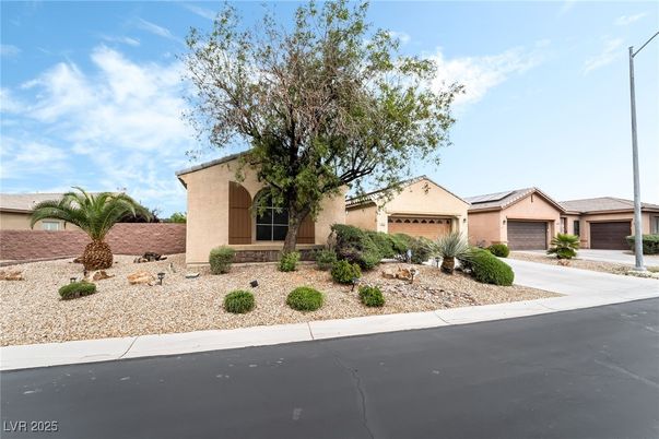 Attached, Exterior, Facade, Ranch