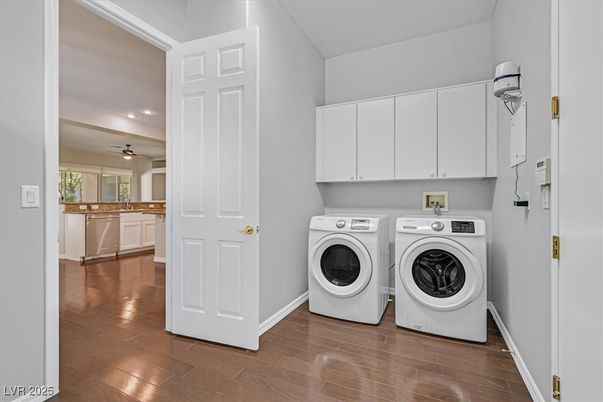 Interior, Recessed Lighting, Washer, Wood Texture Flooring