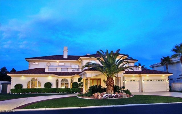 Attached, Exterior, Facade, Mediterranean