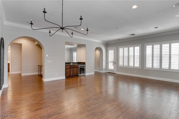 Empty room, Interior