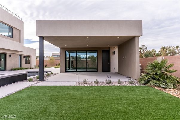 Backyard, Exterior, Facade, Modern