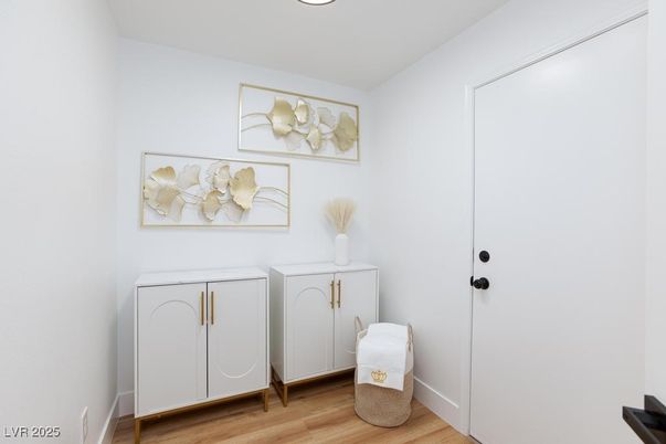 Interior, Recessed Lighting, Washer, Wood Texture Flooring