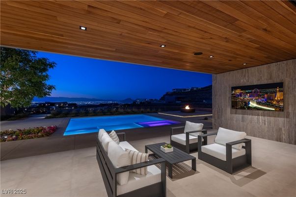 Exterior, Pool, Recessed Lighting