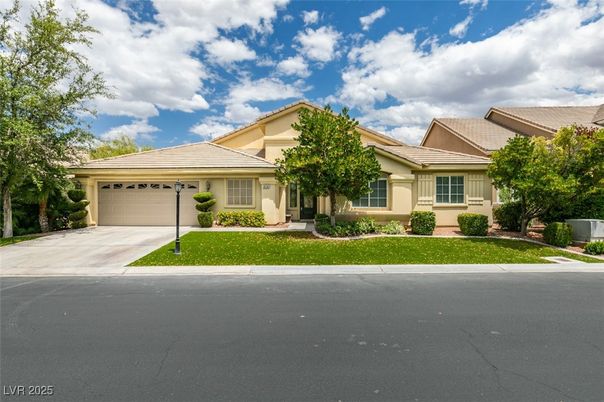 Attached, Exterior, Facade, Ranch