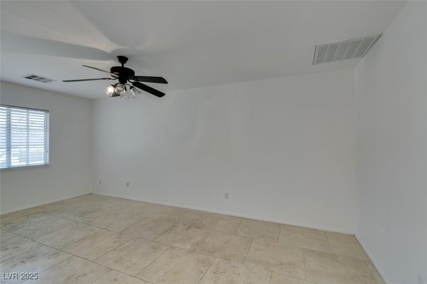 Empty room, Interior