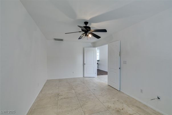 Empty room, Interior