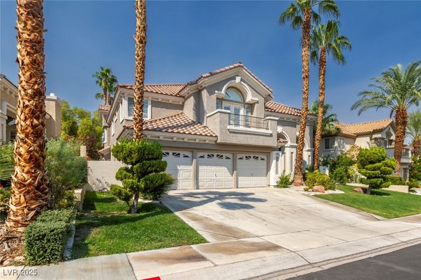 Attached, Exterior, Facade, Mediterranean