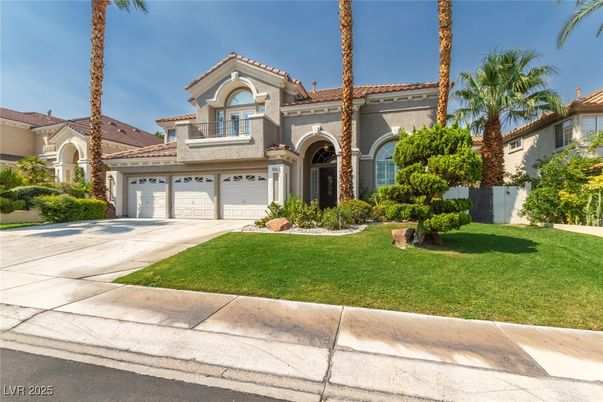 Attached, Exterior, Facade, Mediterranean