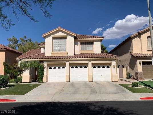 Attached, Exterior, Facade, Mediterranean