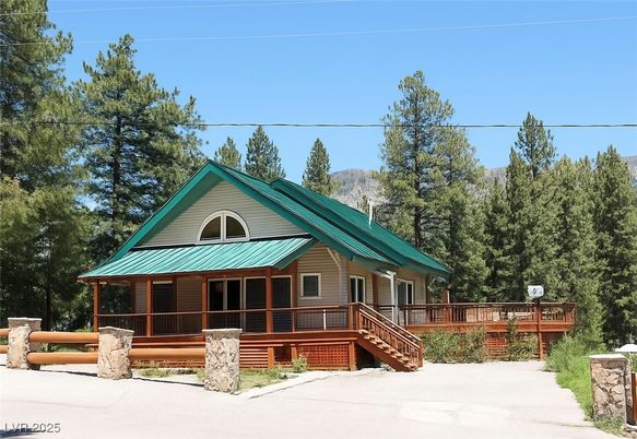 Exterior, Facade, Log Home