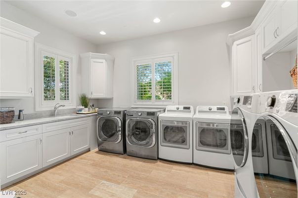 Interior, Recessed Lighting, Washer, Wood Texture Flooring