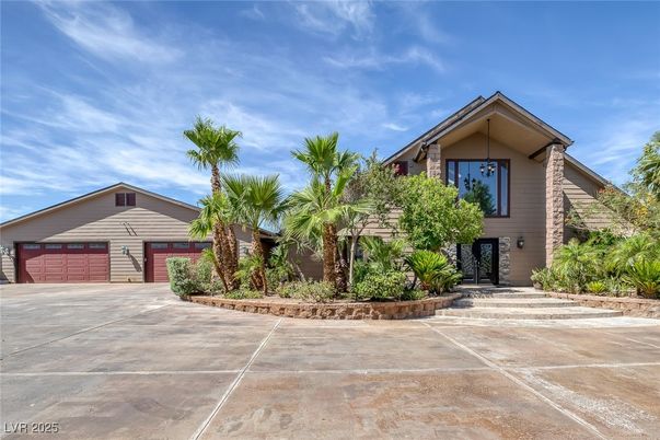 Attached, Exterior, Facade, American Craftsman