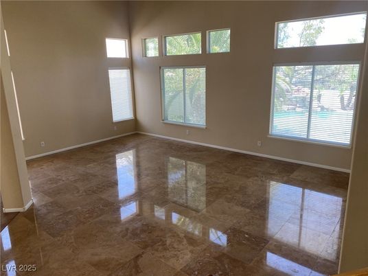 Empty room, Interior